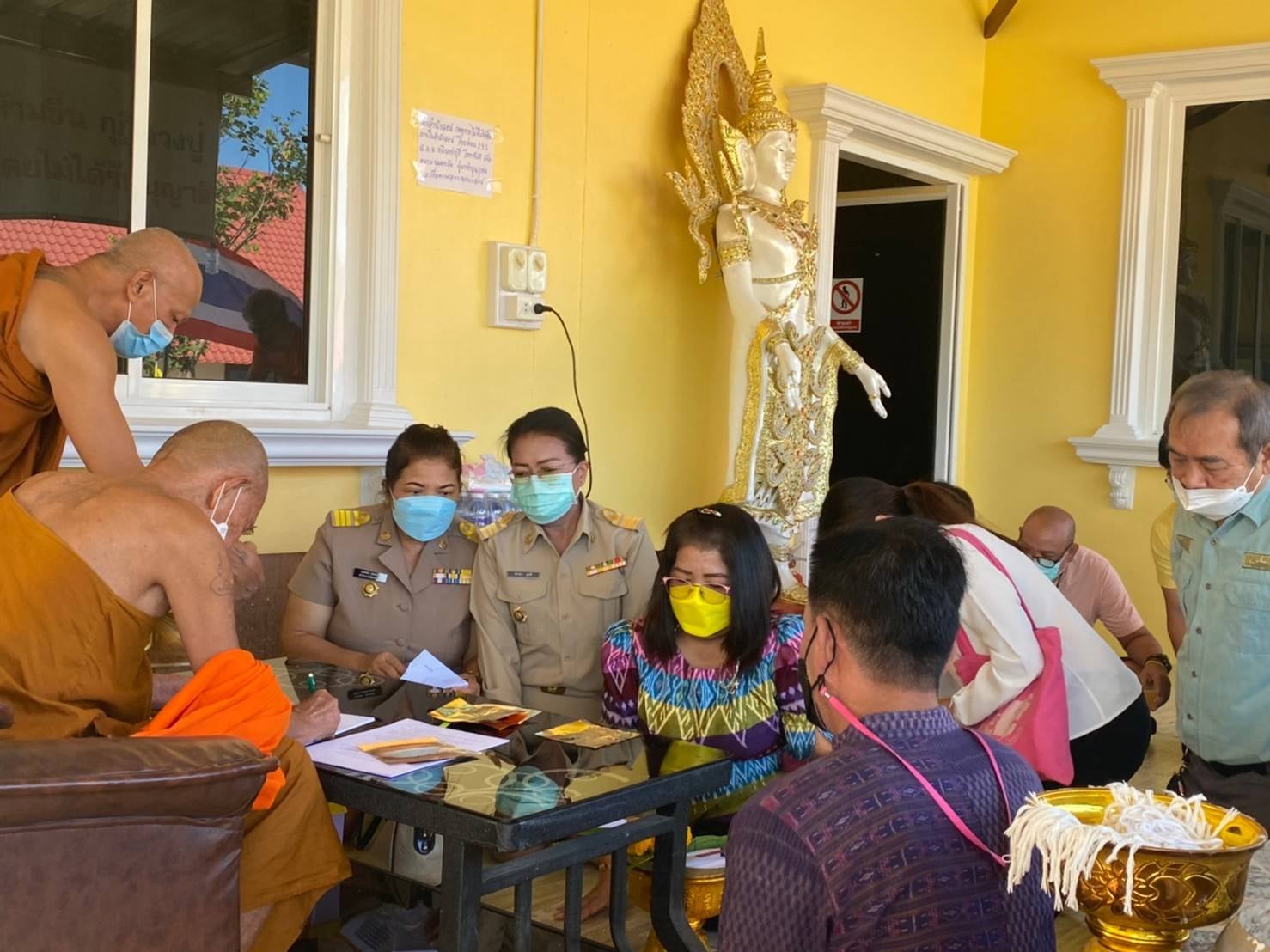 พช.ปราจีนบุรี​ เข้ากราบนมัสการพระเกจิอาจารย์เพื่อจารแผ่นเงิน ทองแดง ทองเหลือง ประกอบพิธีหล่อพระพุทธรูป และเหรียญ “พระพุทธพัฒนปชานาถ” เนื่องในโอกาสครบรอบ ๖๐ ปี สถาปนากรมการพัฒนาชุมชน