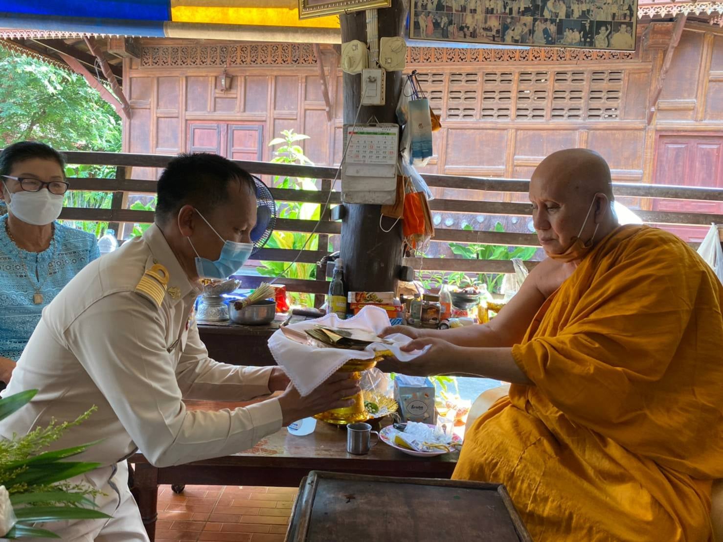 พช.ปราจีนบุรี​ เข้ากราบนมัสการพระเกจิอาจารย์เพื่อจารแผ่นเงิน ทองแดง ทองเหลือง ประกอบพิธีหล่อพระพุทธรูป และเหรียญ “พระพุทธพัฒนปชานาถ” เนื่องในโอกาสครบรอบ ๖๐ ปี สถาปนากรมการพัฒนาชุมชน