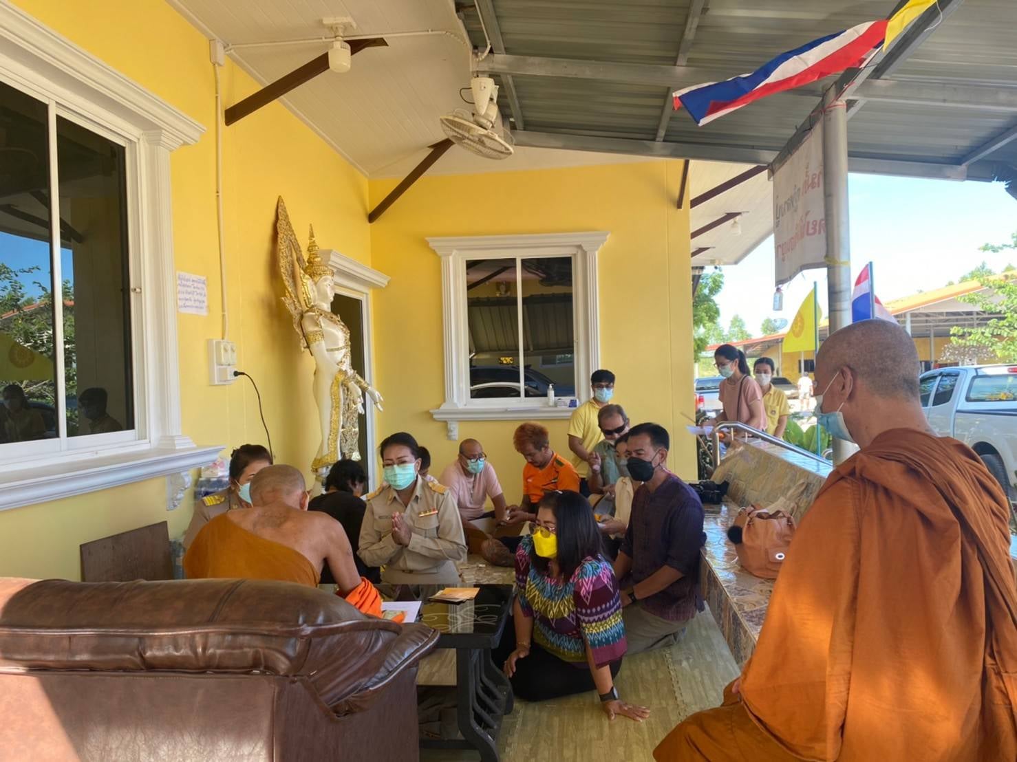 พช.ปราจีนบุรี​ เข้ากราบนมัสการพระเกจิอาจารย์เพื่อจารแผ่นเงิน ทองแดง ทองเหลือง ประกอบพิธีหล่อพระพุทธรูป และเหรียญ “พระพุทธพัฒนปชานาถ” เนื่องในโอกาสครบรอบ ๖๐ ปี สถาปนากรมการพัฒนาชุมชน