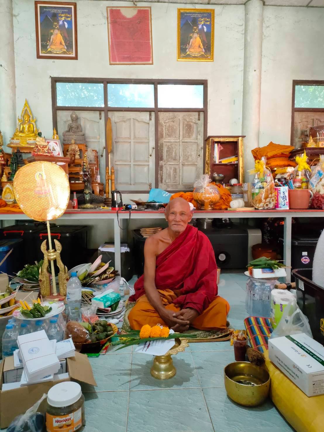 พช.ปราจีนบุรี​ เข้ากราบนมัสการพระเกจิอาจารย์เพื่อจารแผ่นเงิน ทองแดง ทองเหลือง ประกอบพิธีหล่อพระพุทธรูป และเหรียญ “พระพุทธพัฒนปชานาถ” เนื่องในโอกาสครบรอบ ๖๐ ปี สถาปนากรมการพัฒนาชุมชน