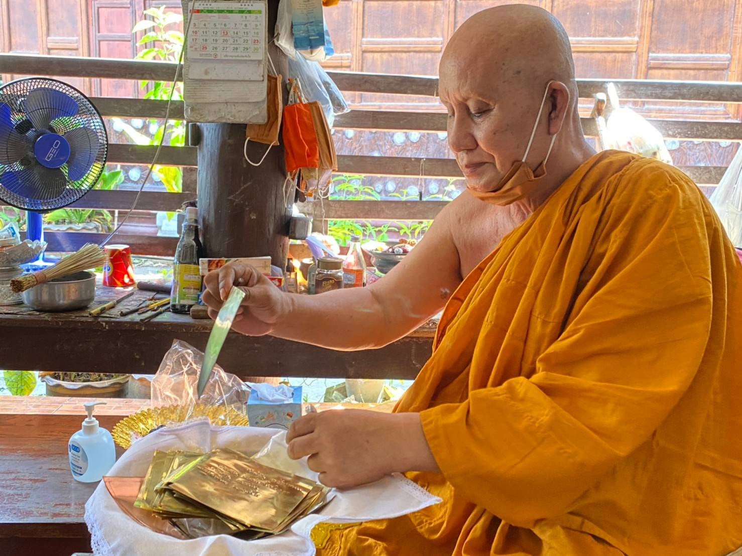 พช.ปราจีนบุรี​ เข้ากราบนมัสการพระเกจิอาจารย์เพื่อจารแผ่นเงิน ทองแดง ทองเหลือง ประกอบพิธีหล่อพระพุทธรูป และเหรียญ “พระพุทธพัฒนปชานาถ” เนื่องในโอกาสครบรอบ ๖๐ ปี สถาปนากรมการพัฒนาชุมชน