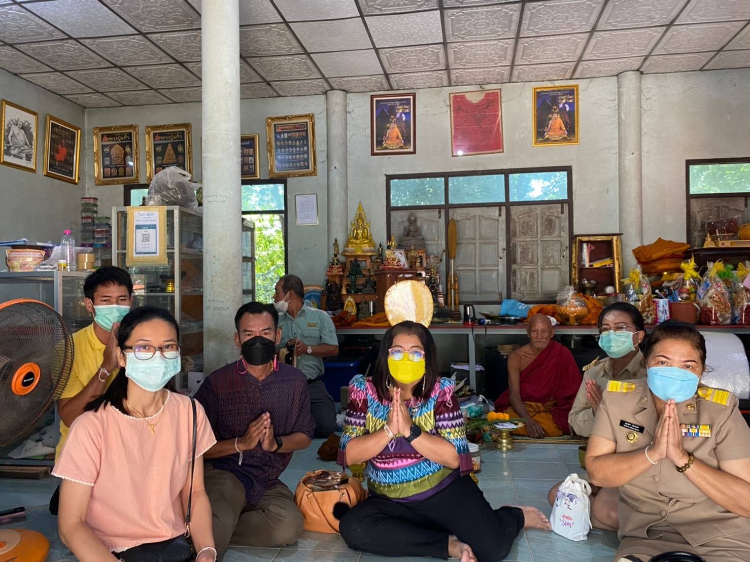 พช.ปราจีนบุรี​ เข้ากราบนมัสการพระเกจิอาจารย์เพื่อจารแผ่นเงิน ทองแดง ทองเหลือง ประกอบพิธีหล่อพระพุทธรูป และเหรียญ “พระพุทธพัฒนปชานาถ” เนื่องในโอกาสครบรอบ ๖๐ ปี สถาปนากรมการพัฒนาชุมชน