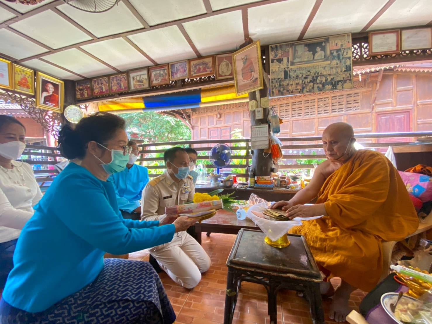 พช.ปราจีนบุรี​ เข้ากราบนมัสการพระเกจิอาจารย์เพื่อจารแผ่นเงิน ทองแดง ทองเหลือง ประกอบพิธีหล่อพระพุทธรูป และเหรียญ “พระพุทธพัฒนปชานาถ” เนื่องในโอกาสครบรอบ ๖๐ ปี สถาปนากรมการพัฒนาชุมชน