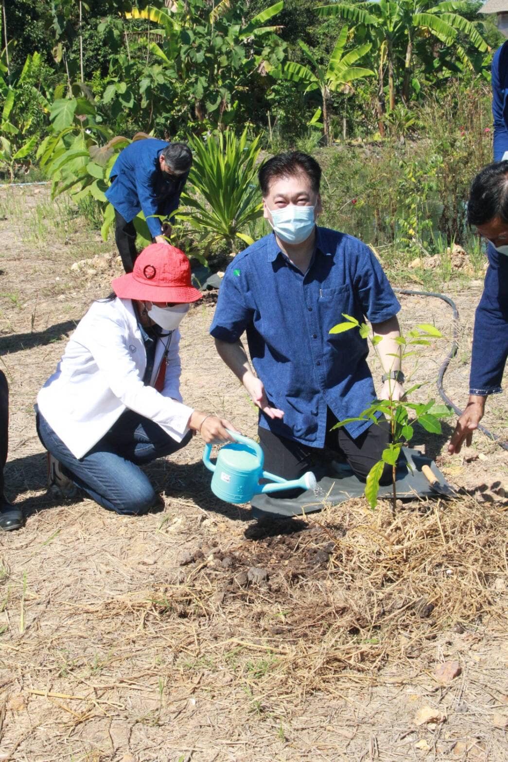 ตรวจเยี่ยมการดำเนินงานโครงการพัฒนาพื้นที่ต้นแบบการพัฒนาคุณภาพชีวิตตามหลักทฤษฎีใหม่ ประยุกต์สู่ “โคก หนอง นา โมเดล” ของ ร.อ.มานิต คำดวง อำเภอเมืองปราจีนบุรี