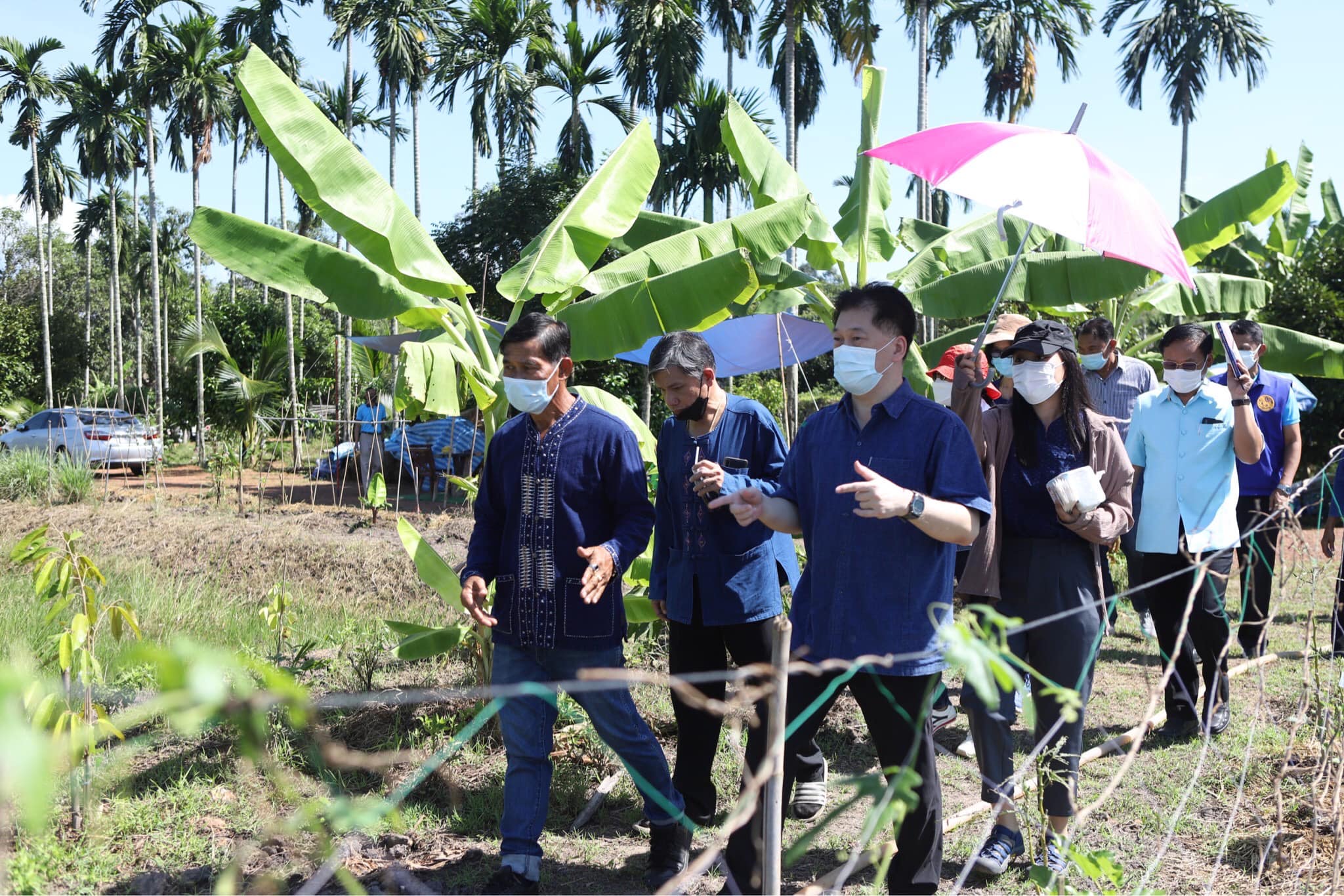 ตรวจเยี่ยมการดำเนินงานโครงการพัฒนาพื้นที่ต้นแบบการพัฒนาคุณภาพชีวิตตามหลักทฤษฎีใหม่ ประยุกต์สู่ “โคก หนอง นา โมเดล” ของ ร.อ.มานิต คำดวง อำเภอเมืองปราจีนบุรี