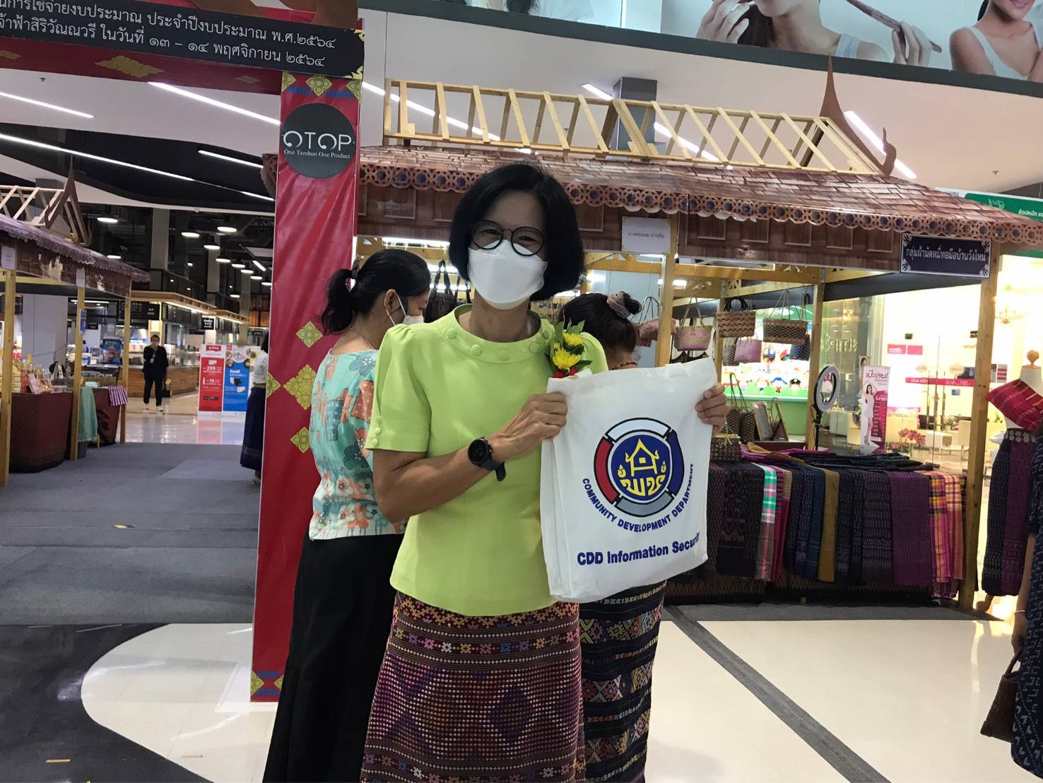 พช.จังหวัดปราจีนบุรี เชิญร่วมกิจกรรมทดสอบตลาด สำหรับการพัฒนาผลิตภัณฑ์ OTOP  และการแสดงสินค้าจำหน่ายผ้าทอลายขอเจ้าฟ้าสิริวัณณวรี