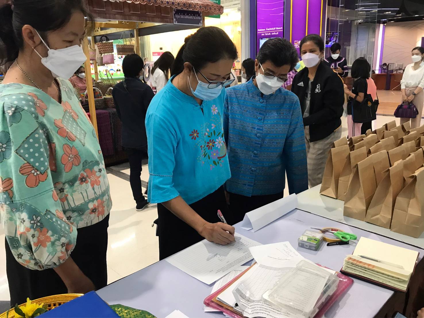 พช.จังหวัดปราจีนบุรี เชิญร่วมกิจกรรมทดสอบตลาด สำหรับการพัฒนาผลิตภัณฑ์ OTOP  และการแสดงสินค้าจำหน่ายผ้าทอลายขอเจ้าฟ้าสิริวัณณวรี