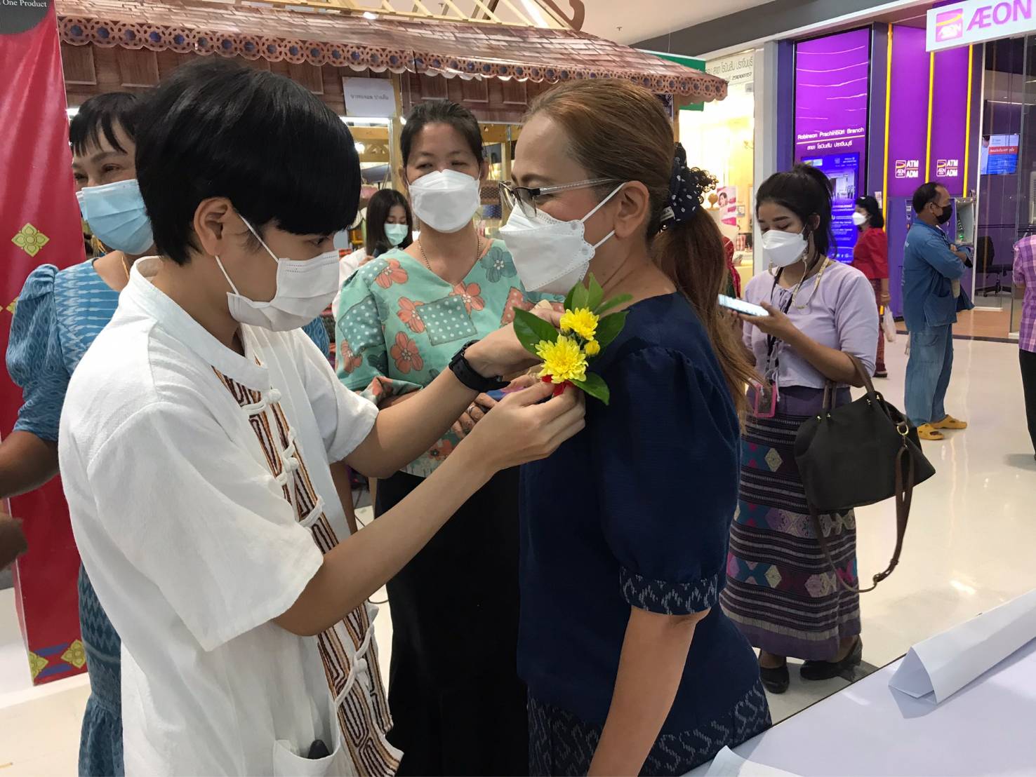 พช.จังหวัดปราจีนบุรี เชิญร่วมกิจกรรมทดสอบตลาด สำหรับการพัฒนาผลิตภัณฑ์ OTOP  และการแสดงสินค้าจำหน่ายผ้าทอลายขอเจ้าฟ้าสิริวัณณวรี
