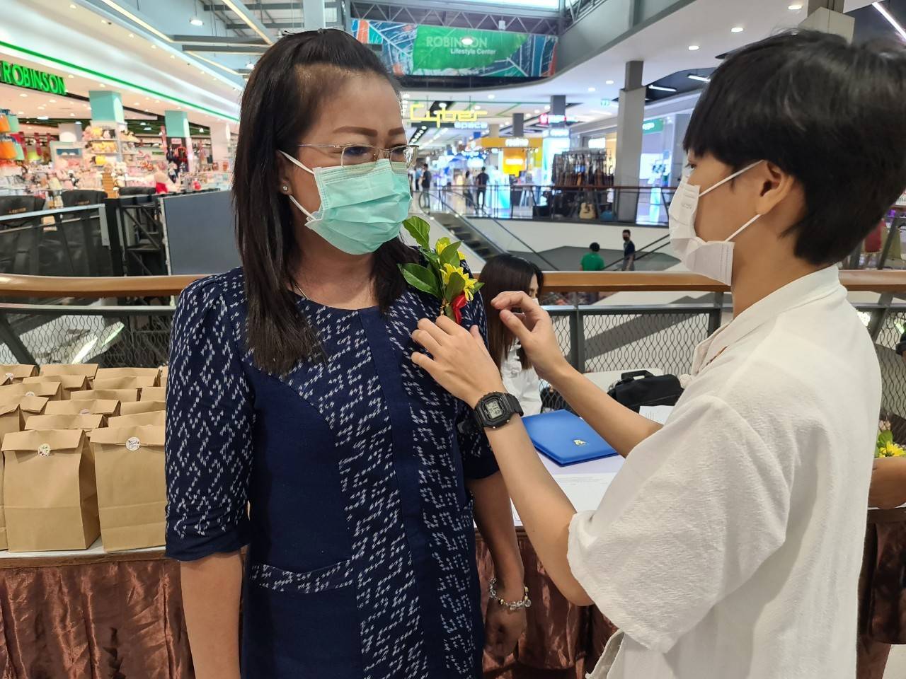 พช.จังหวัดปราจีนบุรี เชิญร่วมกิจกรรมทดสอบตลาด สำหรับการพัฒนาผลิตภัณฑ์ OTOP  และการแสดงสินค้าจำหน่ายผ้าทอลายขอเจ้าฟ้าสิริวัณณวรี
