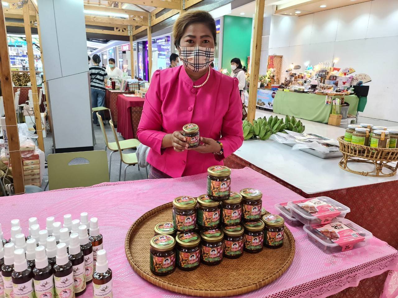 พช.จังหวัดปราจีนบุรี เชิญร่วมกิจกรรมทดสอบตลาด สำหรับการพัฒนาผลิตภัณฑ์ OTOP  และการแสดงสินค้าจำหน่ายผ้าทอลายขอเจ้าฟ้าสิริวัณณวรี