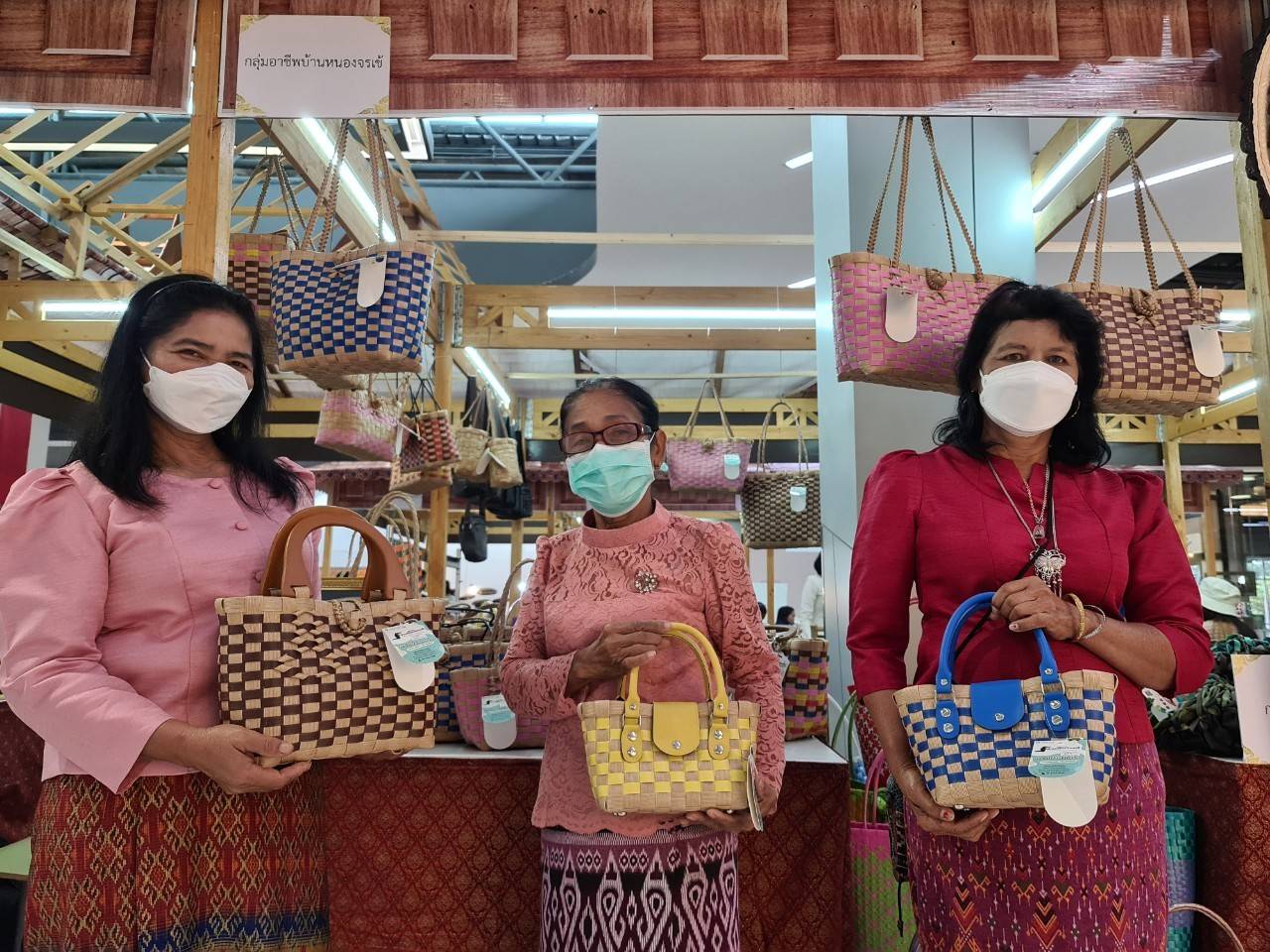 พช.จังหวัดปราจีนบุรี เชิญร่วมกิจกรรมทดสอบตลาด สำหรับการพัฒนาผลิตภัณฑ์ OTOP  และการแสดงสินค้าจำหน่ายผ้าทอลายขอเจ้าฟ้าสิริวัณณวรี