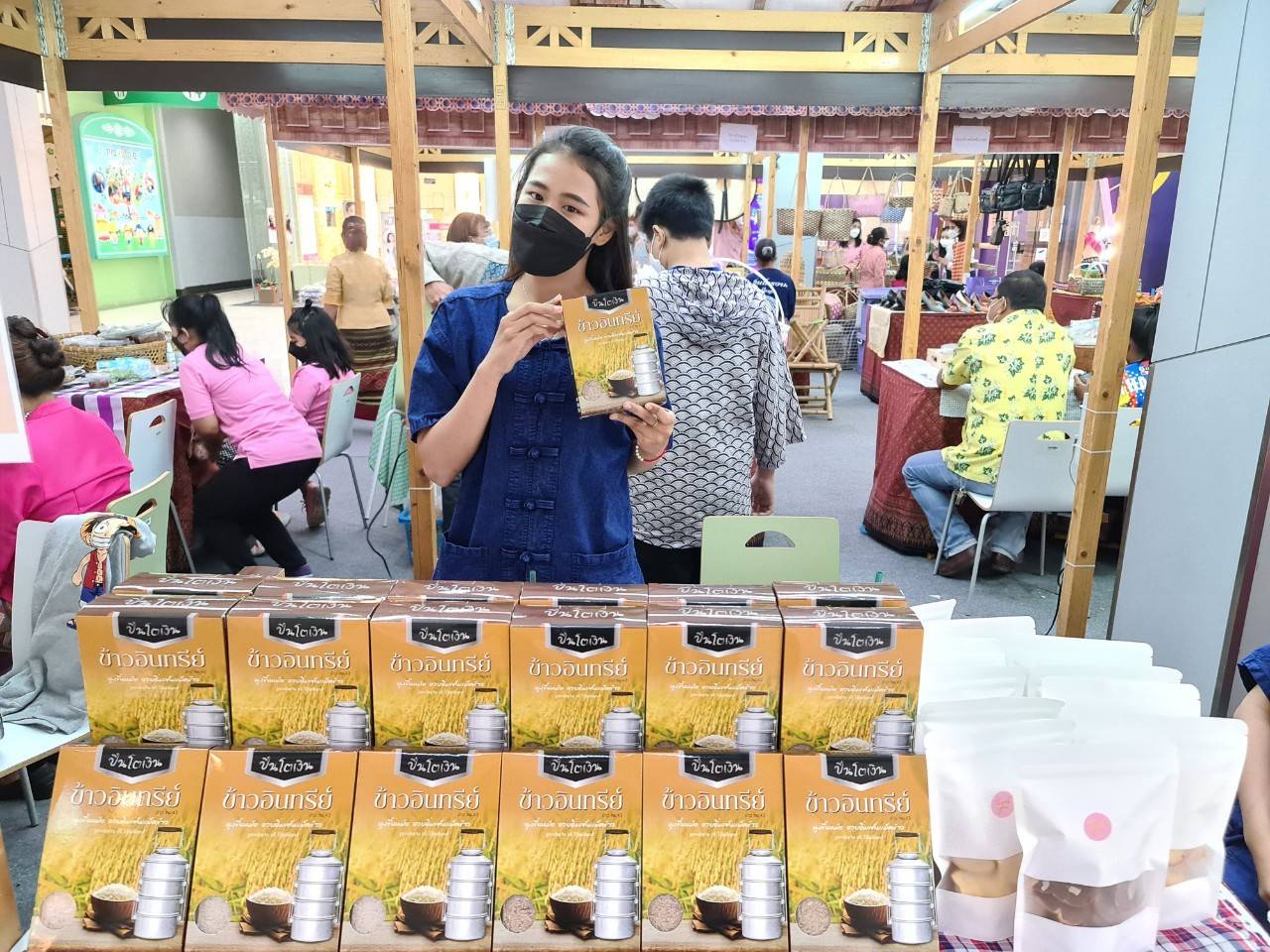 พช.จังหวัดปราจีนบุรี เชิญร่วมกิจกรรมทดสอบตลาด สำหรับการพัฒนาผลิตภัณฑ์ OTOP  และการแสดงสินค้าจำหน่ายผ้าทอลายขอเจ้าฟ้าสิริวัณณวรี