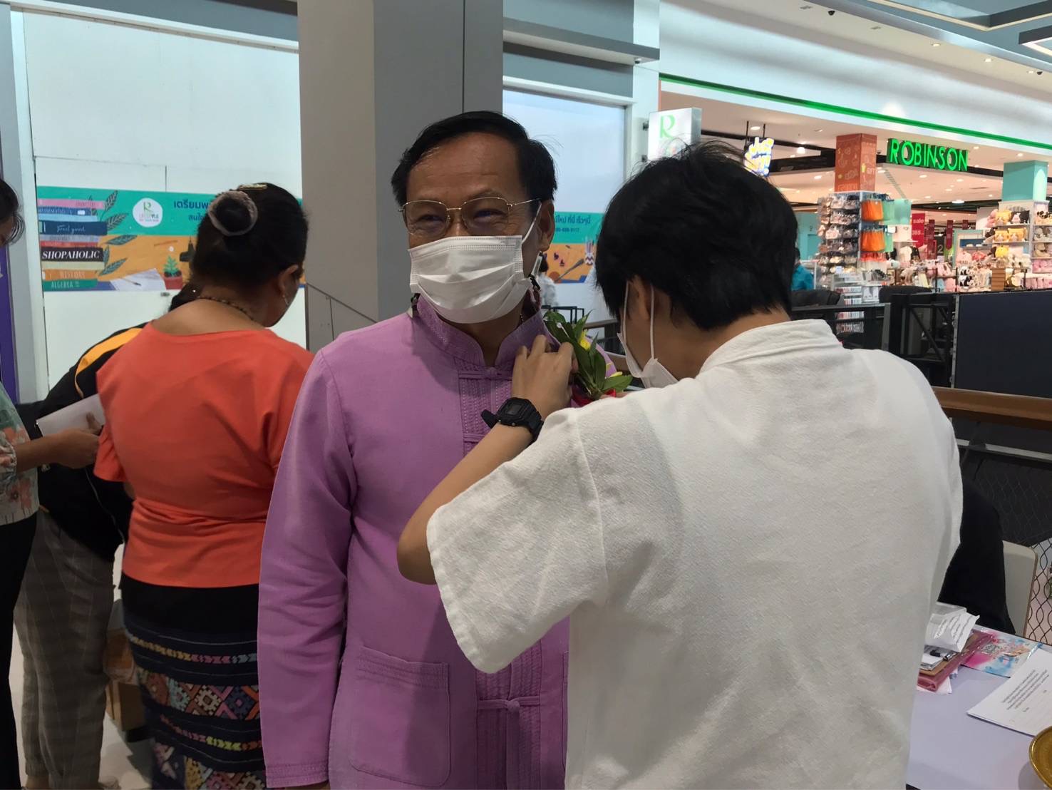 พช.จังหวัดปราจีนบุรี เชิญร่วมกิจกรรมทดสอบตลาด สำหรับการพัฒนาผลิตภัณฑ์ OTOP  และการแสดงสินค้าจำหน่ายผ้าทอลายขอเจ้าฟ้าสิริวัณณวรี