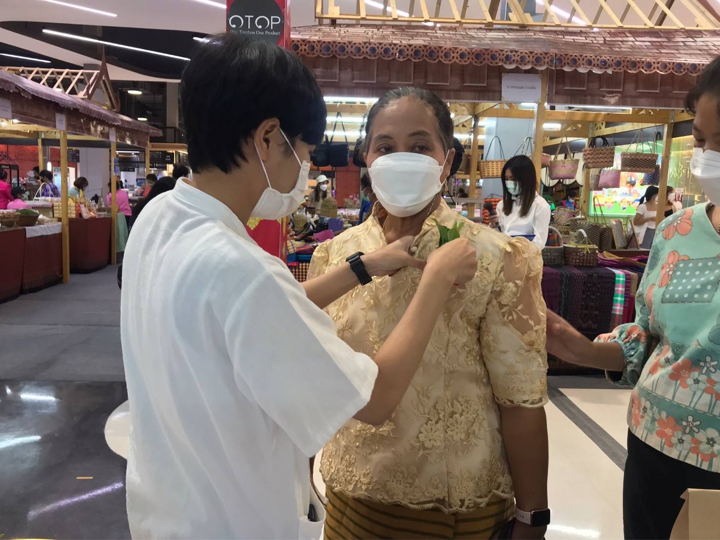 พช.จังหวัดปราจีนบุรี เชิญร่วมกิจกรรมทดสอบตลาด สำหรับการพัฒนาผลิตภัณฑ์ OTOP  และการแสดงสินค้าจำหน่ายผ้าทอลายขอเจ้าฟ้าสิริวัณณวรี