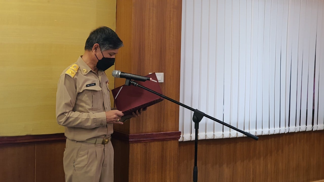 พช.ปราจีนบุรี  ร่วมประชุมคณะกรรมการจังหวัดฯ บูรณาการมอบโล่เชิดชูเกียรติคนกองทุนพัฒนาบทบาทสตรีดีเด่นระดับเขตตรวจราชการ