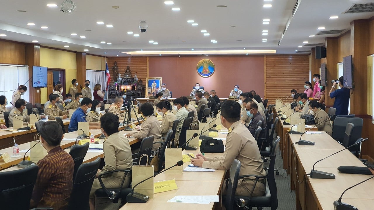 พช.ปราจีนบุรี  ร่วมประชุมคณะกรรมการจังหวัดฯ บูรณาการมอบโล่เชิดชูเกียรติคนกองทุนพัฒนาบทบาทสตรีดีเด่นระดับเขตตรวจราชการ