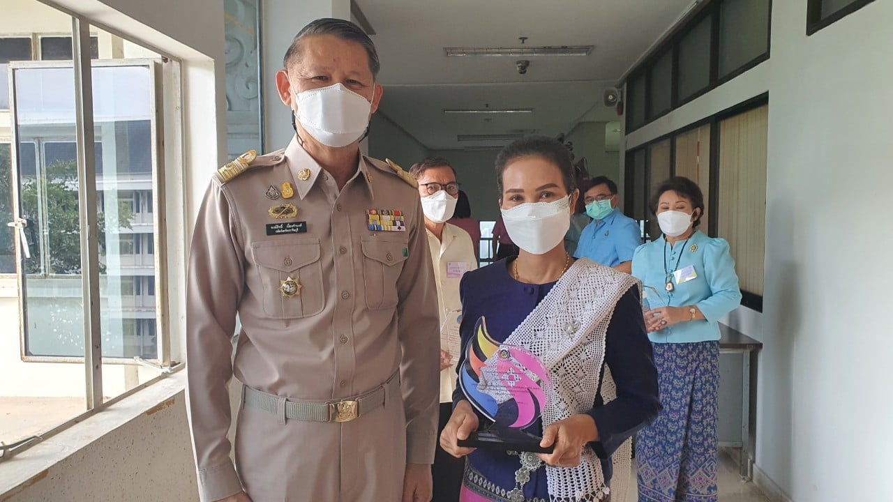 พช.ปราจีนบุรี  ร่วมประชุมคณะกรรมการจังหวัดฯ บูรณาการมอบโล่เชิดชูเกียรติคนกองทุนพัฒนาบทบาทสตรีดีเด่นระดับเขตตรวจราชการ