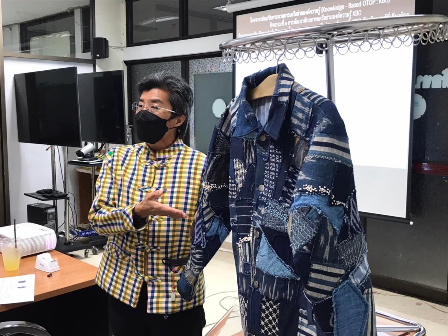 พช.ปราจีนบุรี จัดประชุมคณะกรรมการเครือข่ายองค์ความรู้ (Knowledge-Based OTOP : KBO) ปี 2565 จังหวัดปราจีนบุรี เพื่อคัดเลือกกลุ่มและผลิตภัณฑ์เข้าร่วมโครงการปี 2565