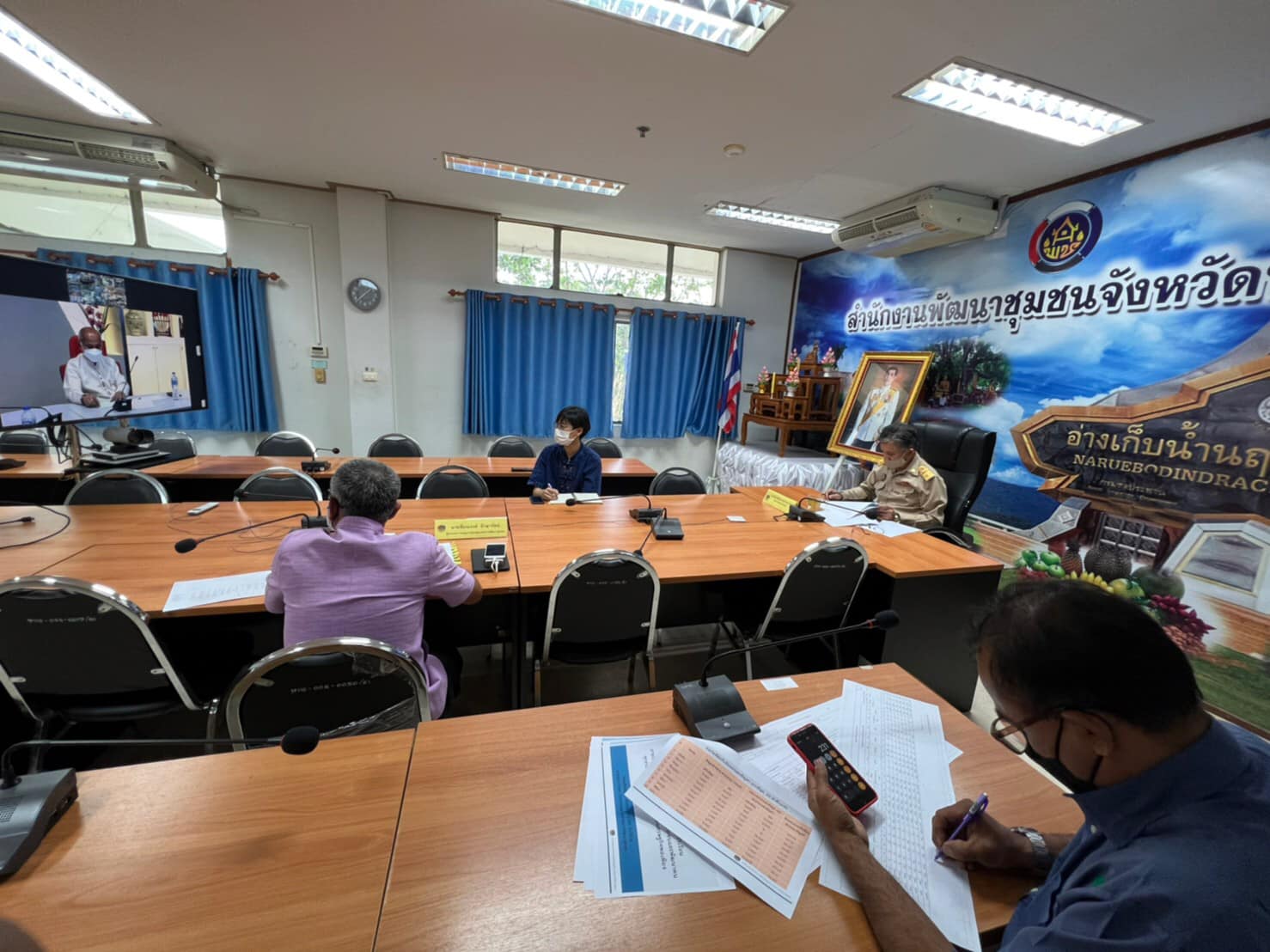 พช.ปราจีนบุรี ร่วมประชุมติดตามผลการตรวจสอบข้อมูลครัวเรือนภายใต้การขับเคลื่อนการดำเนินงานขจัดความยากจนและพัฒนาคนทุกช่วงวัยอย่างยั่งยืนตามหลักปรัชญาเศรษฐกิจพอเพียง ผ่านระบบ Video Conference
