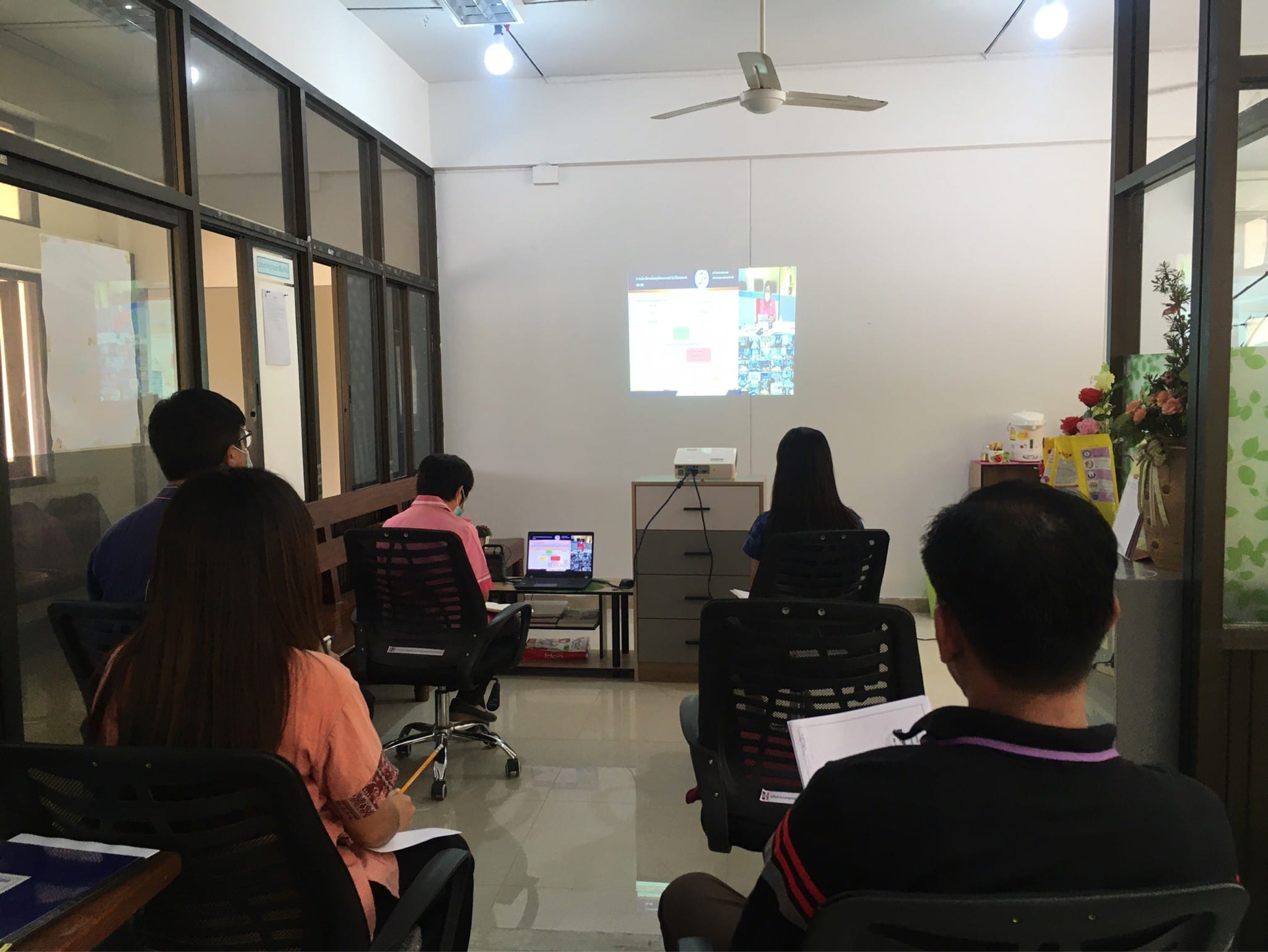 พช.ปราจีนบุรี ร่วมประชุมติดตามการดำเนินงานและการใช้จ่ายงบประมาณกองทุนพัฒนาบทบาทสตรี ประจำปีงบประมาณ พ.ศ. 2565 ผ่านระบบวีดิทัศน์ทางไกล (Video Conference) ครั้งที่ 1/2565