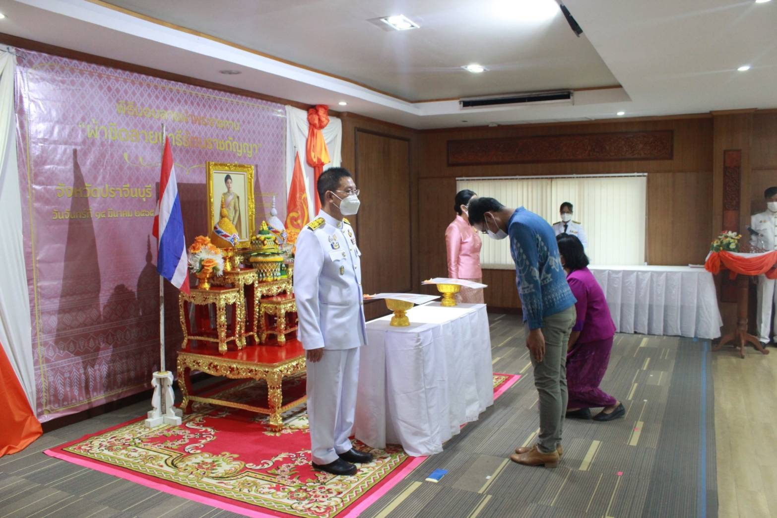 พช.ปราจีนบุรี จัดพิธีมอบลายผ้าพระราชทาน ลาย “ ผ้าขิดลายนารีรัตนราชกัญญา “