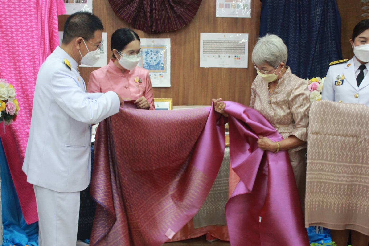 พช.ปราจีนบุรี จัดพิธีมอบลายผ้าพระราชทาน ลาย “ ผ้าขิดลายนารีรัตนราชกัญญา “