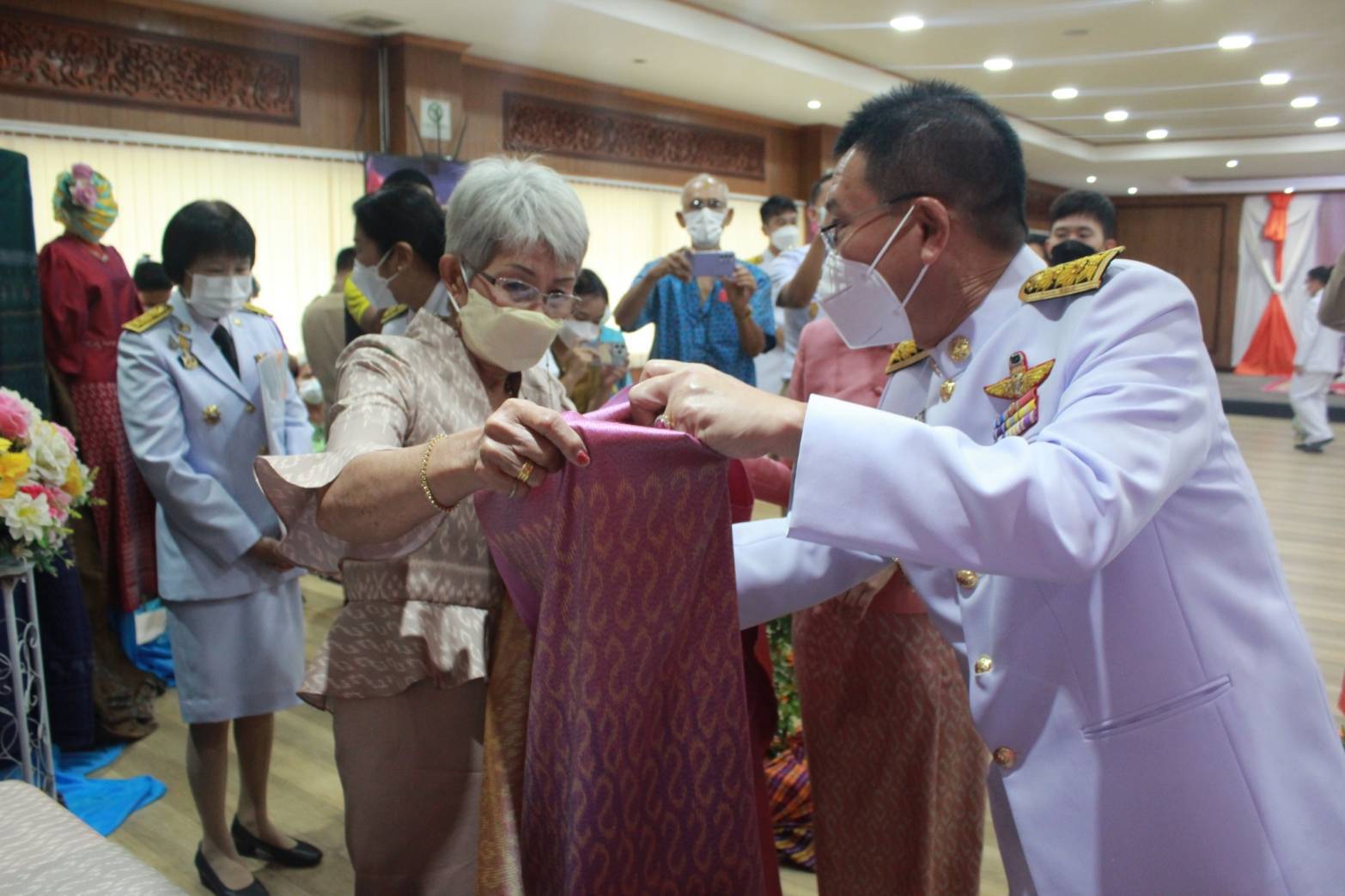 พช.ปราจีนบุรี จัดพิธีมอบลายผ้าพระราชทาน ลาย “ ผ้าขิดลายนารีรัตนราชกัญญา “