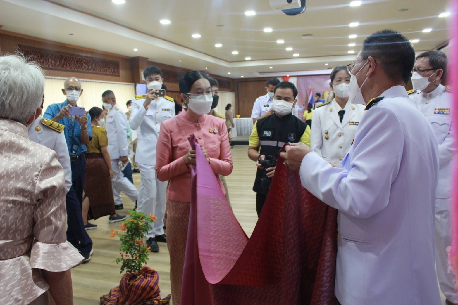 พช.ปราจีนบุรี จัดพิธีมอบลายผ้าพระราชทาน ลาย “ ผ้าขิดลายนารีรัตนราชกัญญา “