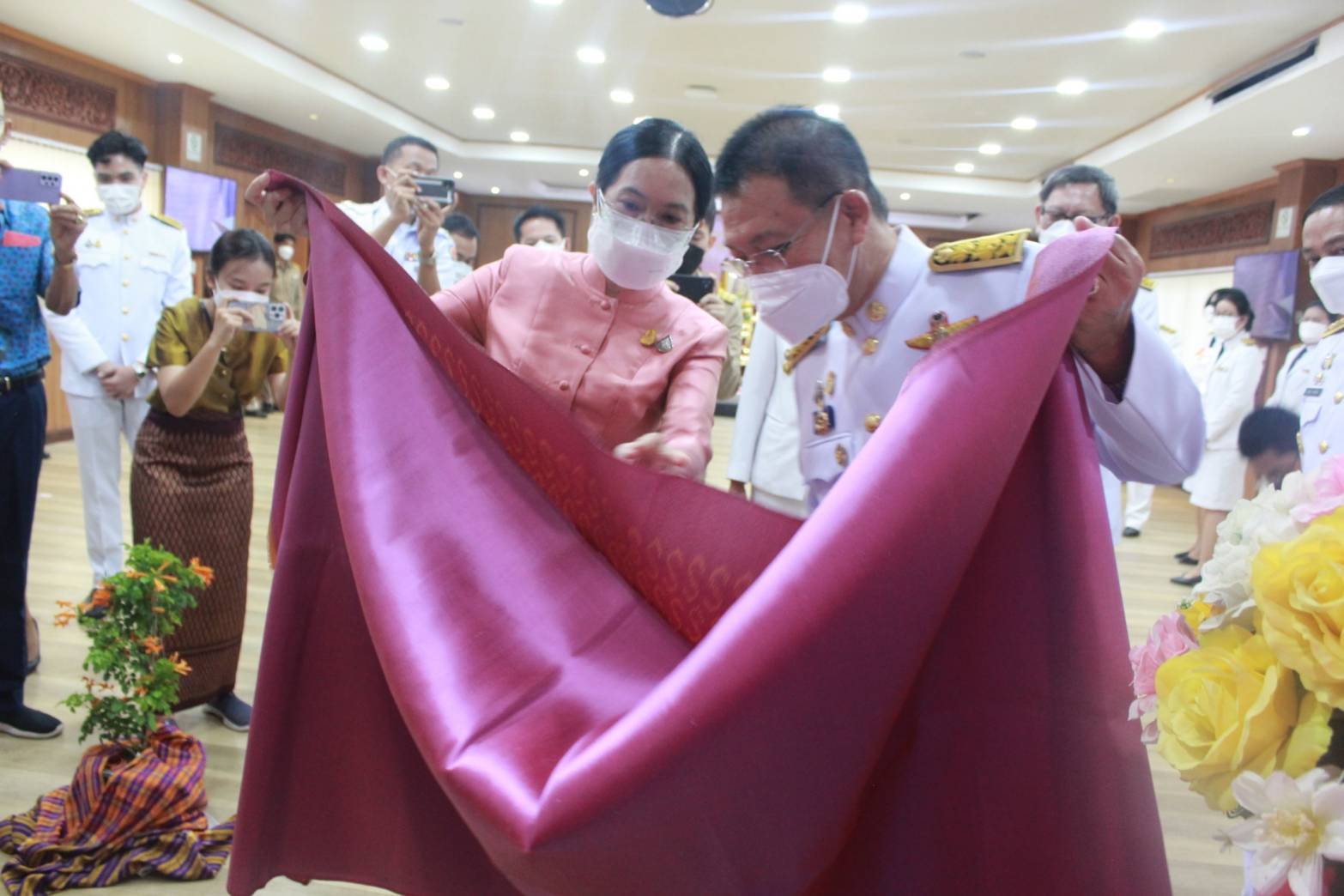 พช.ปราจีนบุรี จัดพิธีมอบลายผ้าพระราชทาน ลาย “ ผ้าขิดลายนารีรัตนราชกัญญา “