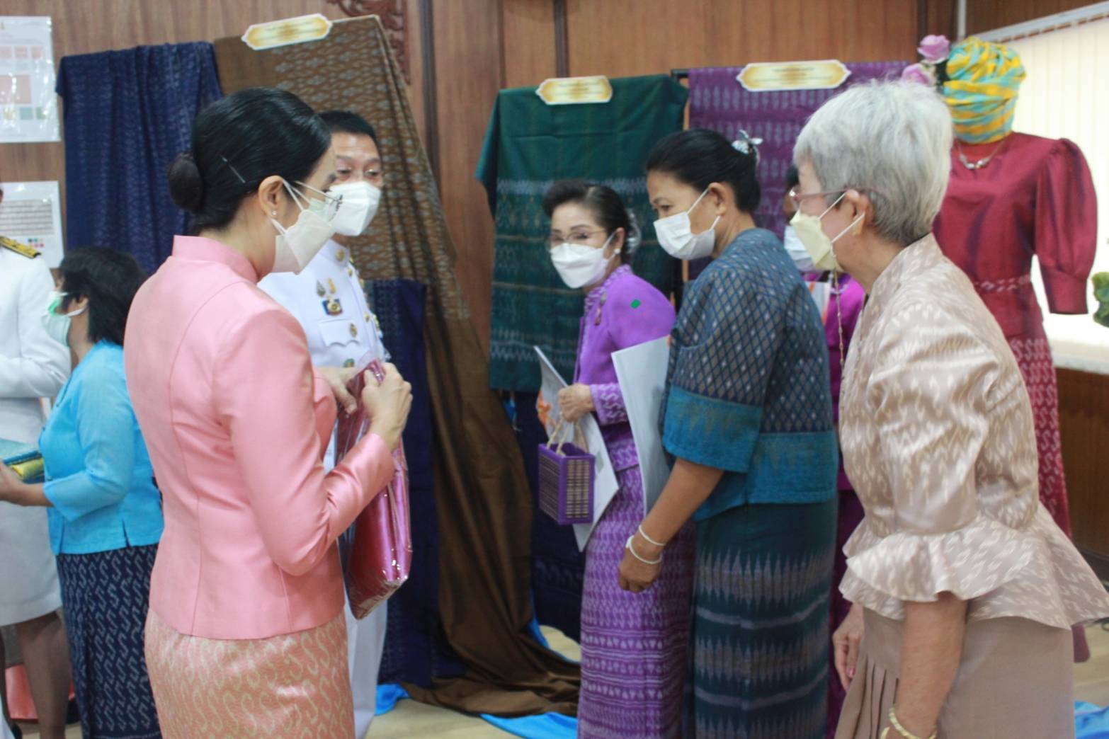 พช.ปราจีนบุรี จัดพิธีมอบลายผ้าพระราชทาน ลาย “ ผ้าขิดลายนารีรัตนราชกัญญา “