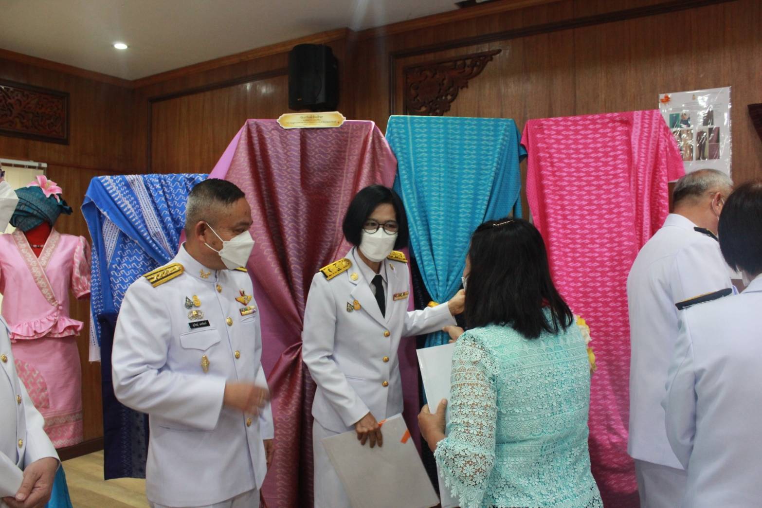 พช.ปราจีนบุรี จัดพิธีมอบลายผ้าพระราชทาน ลาย “ ผ้าขิดลายนารีรัตนราชกัญญา “