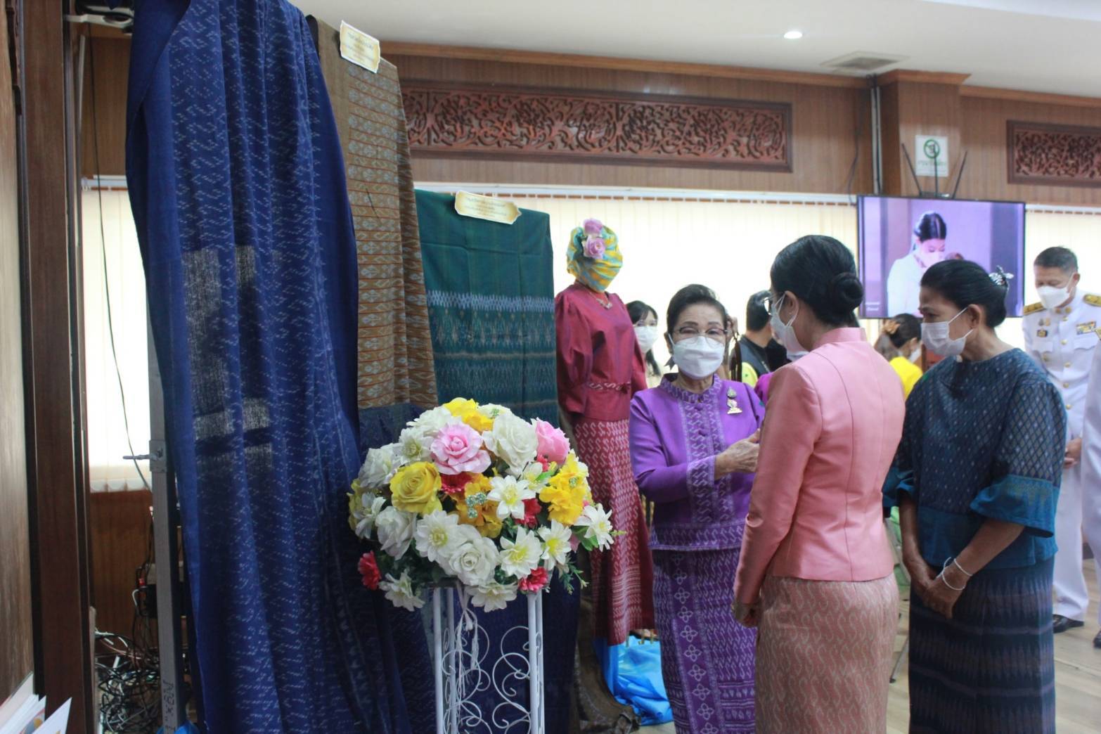 พช.ปราจีนบุรี จัดพิธีมอบลายผ้าพระราชทาน ลาย “ ผ้าขิดลายนารีรัตนราชกัญญา “