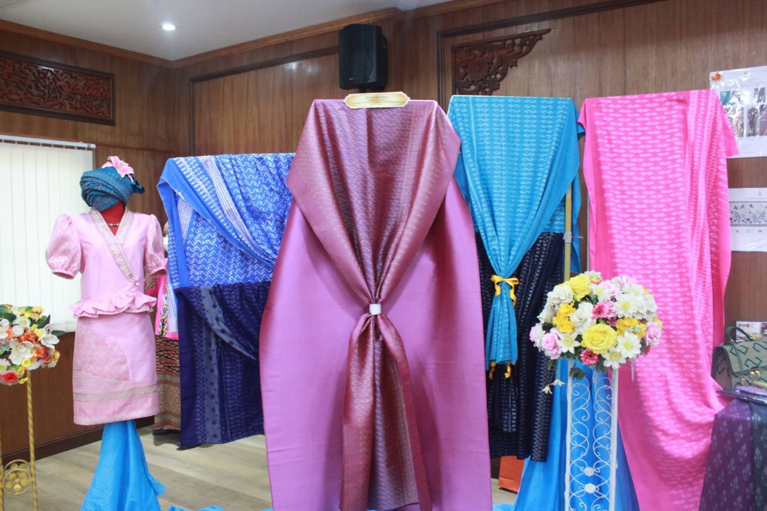 พช.ปราจีนบุรี จัดพิธีมอบลายผ้าพระราชทาน ลาย “ ผ้าขิดลายนารีรัตนราชกัญญา “