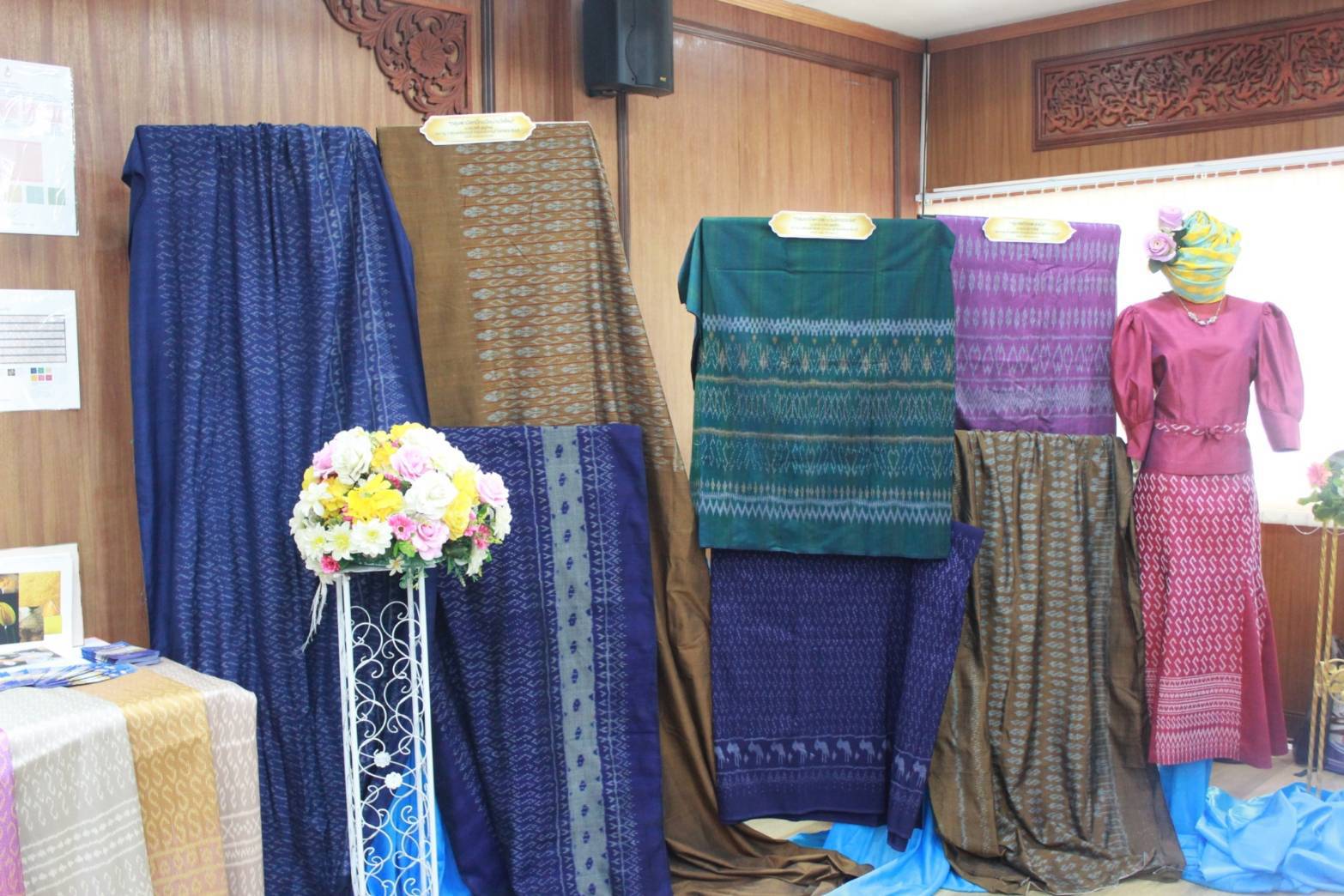 พช.ปราจีนบุรี จัดพิธีมอบลายผ้าพระราชทาน ลาย “ ผ้าขิดลายนารีรัตนราชกัญญา “