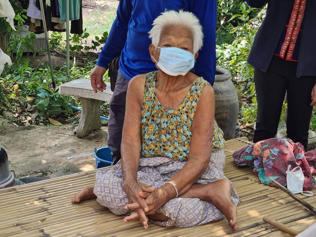 พช. ปราจีนบุรี Kick off “ปราจีนบุรีร่วมใจ แก้จนคนปราจีนบุรี” เดินหน้าซ่อมแซมบ้านและห้องน้ำให้กับคุณยายวัย 82 ปี ที่กบินทร์บุรี