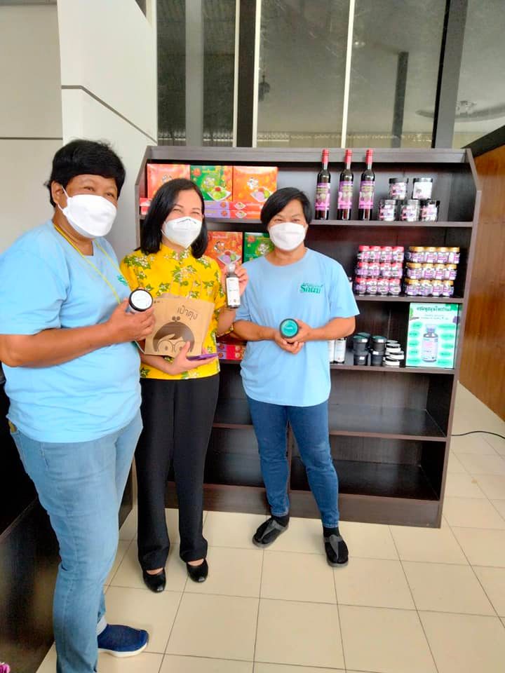 พช.จังหวัดปราจีนบุรี ร่วมเปิดโครงการร้านฟิชเชอร์แมนช็อป จำหน่ายสินค้าผลผลิตจากเกษตรกร ที่ศูนย์จำหน่ายสินค้าบริการและของดีทวารวดีปราจีนบุรี (ศูนย์ OTOP พลาซ่า) จัดโดยสำนักงานประมงจังหวัดปราจีนบุรี
