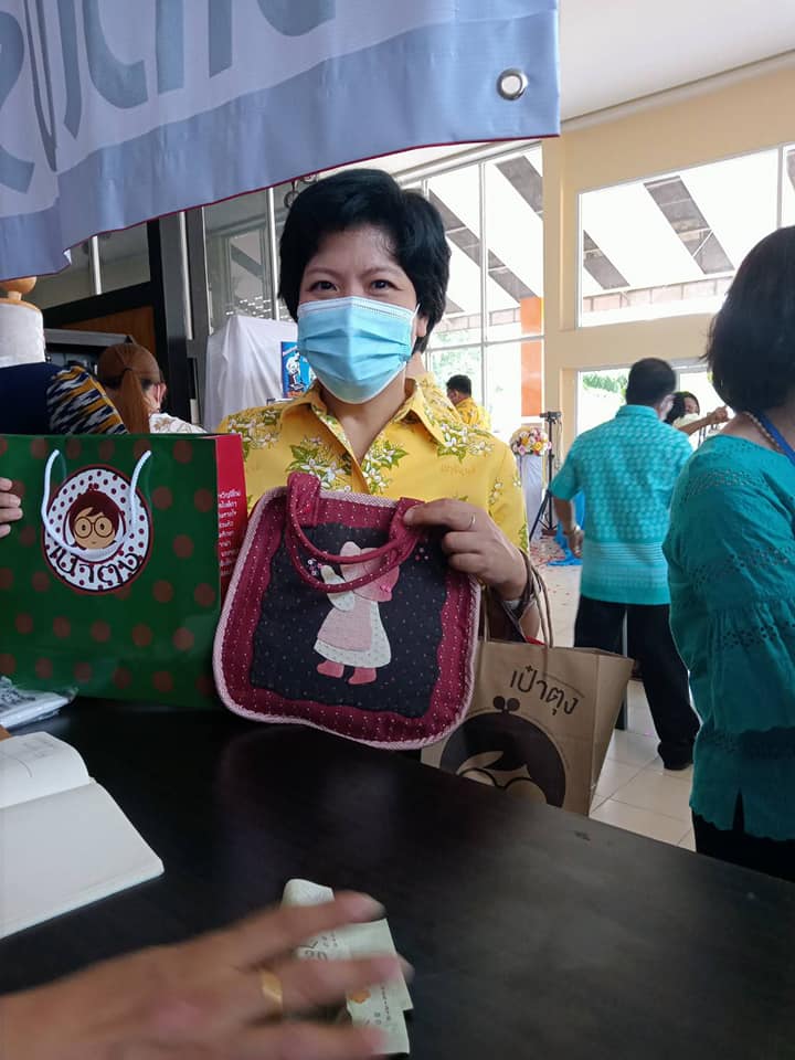 พช.จังหวัดปราจีนบุรี ร่วมเปิดโครงการร้านฟิชเชอร์แมนช็อป จำหน่ายสินค้าผลผลิตจากเกษตรกร ที่ศูนย์จำหน่ายสินค้าบริการและของดีทวารวดีปราจีนบุรี (ศูนย์ OTOP พลาซ่า) จัดโดยสำนักงานประมงจังหวัดปราจีนบุรี