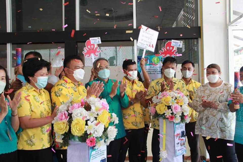 พช.จังหวัดปราจีนบุรี ร่วมเปิดโครงการร้านฟิชเชอร์แมนช็อป จำหน่ายสินค้าผลผลิตจากเกษตรกร ที่ศูนย์จำหน่ายสินค้าบริการและของดีทวารวดีปราจีนบุรี (ศูนย์ OTOP พลาซ่า) จัดโดยสำนักงานประมงจังหวัดปราจีนบุรี