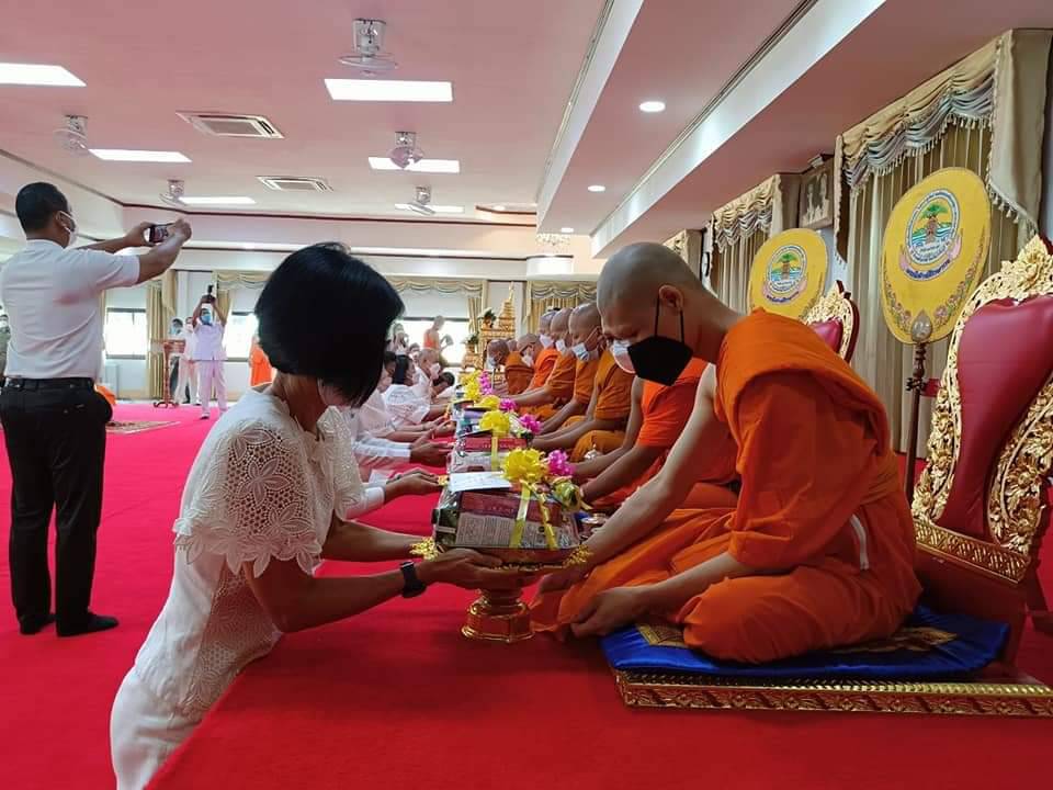 พช.ปราจีนบุรี ร่วมพิธีเจริญพระพุทธมนต์และเวียนเทียน ส่งเสริมพระพุทธศาสนา เนื่องในเทศกาลวันวิสาขบูชา พุทธศักราช 2656