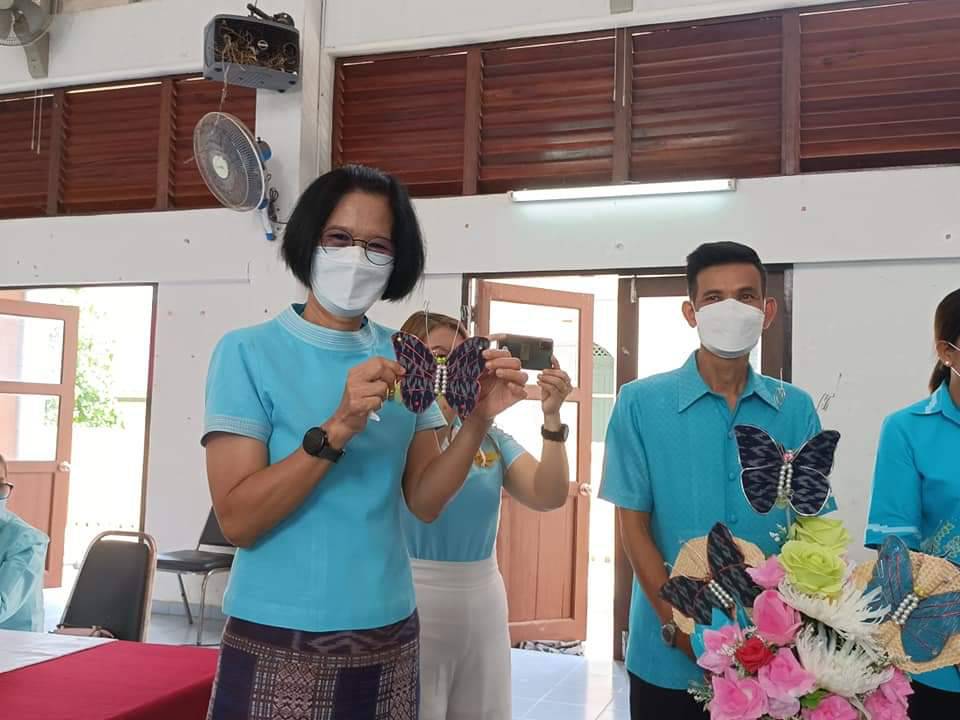 พช.ปราจีนบุรี ร่วมใจประดิษฐ์ “ผีเสื้อแห่งความจงรักภักดี” จากผ้าอัตลักษณ์ท้องถิ่น เพื่อเฉลิมพระเกียรติสมเด็จพระบรมราชชนนีพันปีหลวง เนื่องในโอกาสมหามงคลเฉลิมพระชนมพรรษา 90 พรรษา 12 สิงหาคม 2565