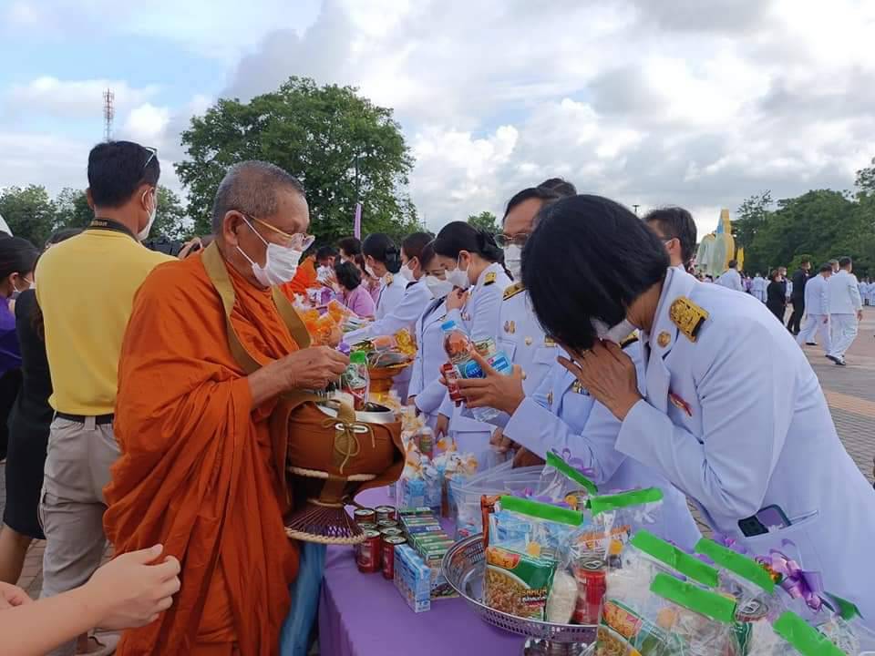 พช.ปราจีนบุรี ร่วมพิธีทำบุญตักบาตรถวายเป็นพระราชกุศล เนื่องในโอกาสวันเฉลิมพระชนมพรรษา สมเด็จพระนางเจ้าฯ พระบรมราชินี