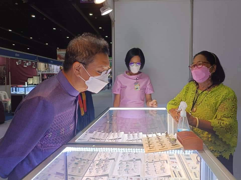 พช. จังหวัดปราจีนบุรี ร่วมพิธีเปิดงาน OTOP Midyear 2022 “สุขช้อป สุขใจ สุขทั่วไทยรวมไว้ในที่เดียว” นำทีมเยี่ยมให้กำลังใจและอุดหนุนผู้ประกอบการจังหวัดปราจีนบุรี