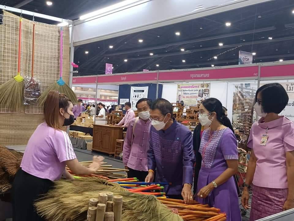 พช. จังหวัดปราจีนบุรี ร่วมพิธีเปิดงาน OTOP Midyear 2022 “สุขช้อป สุขใจ สุขทั่วไทยรวมไว้ในที่เดียว” นำทีมเยี่ยมให้กำลังใจและอุดหนุนผู้ประกอบการจังหวัดปราจีนบุรี