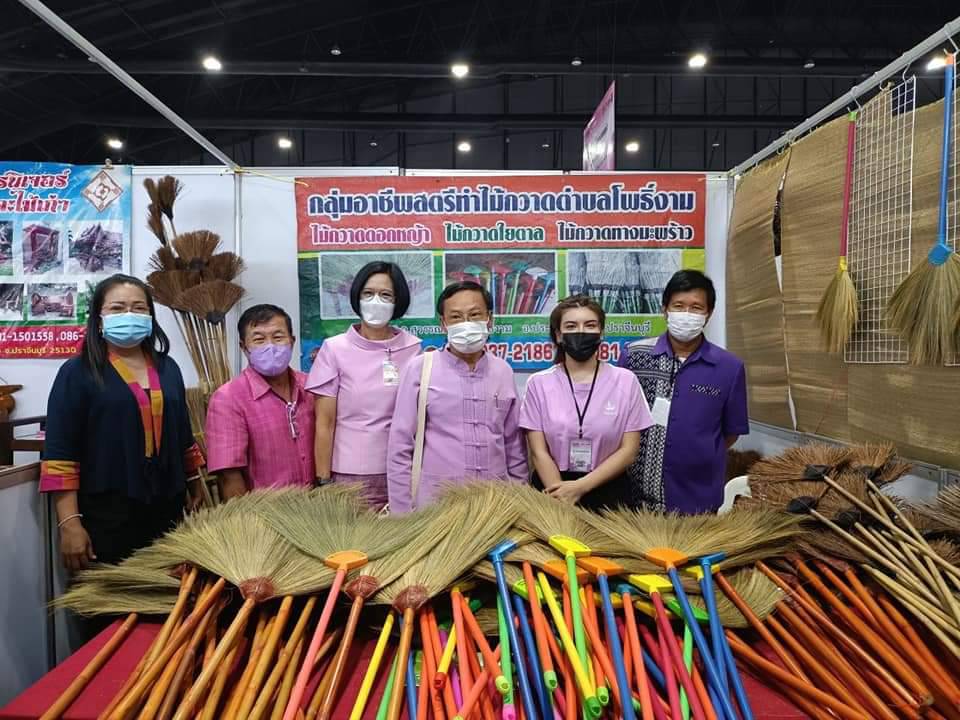 พช. จังหวัดปราจีนบุรี ร่วมพิธีเปิดงาน OTOP Midyear 2022 “สุขช้อป สุขใจ สุขทั่วไทยรวมไว้ในที่เดียว” นำทีมเยี่ยมให้กำลังใจและอุดหนุนผู้ประกอบการจังหวัดปราจีนบุรี