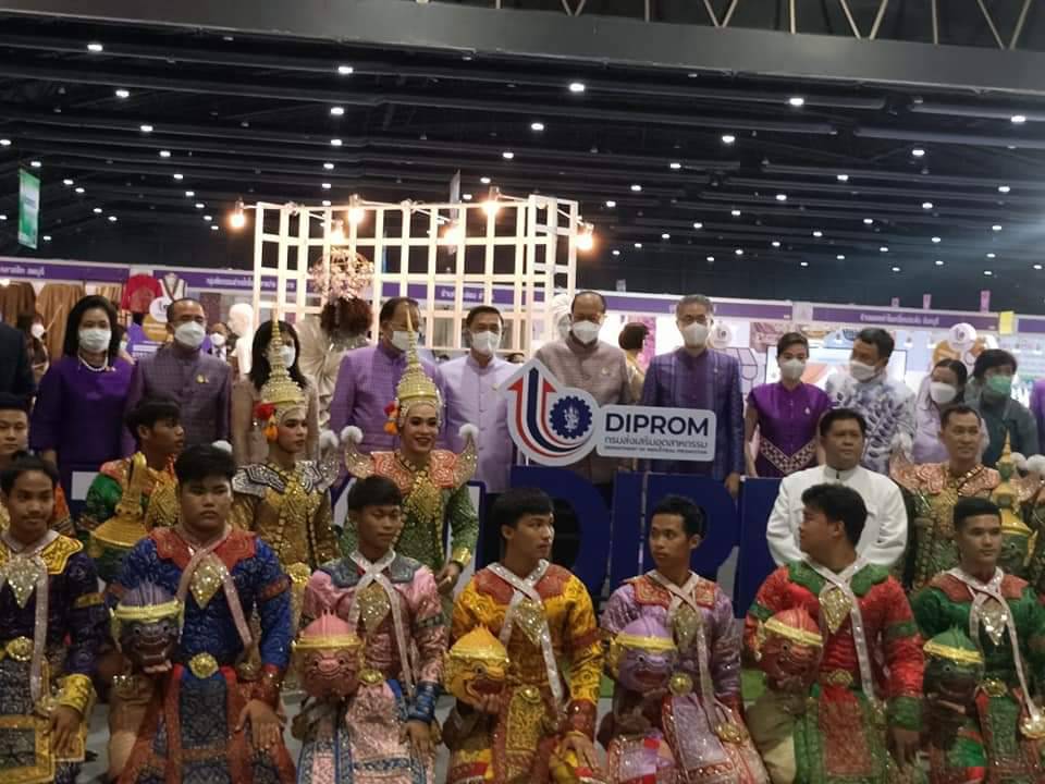 พช. จังหวัดปราจีนบุรี ร่วมพิธีเปิดงาน OTOP Midyear 2022 “สุขช้อป สุขใจ สุขทั่วไทยรวมไว้ในที่เดียว” นำทีมเยี่ยมให้กำลังใจและอุดหนุนผู้ประกอบการจังหวัดปราจีนบุรี