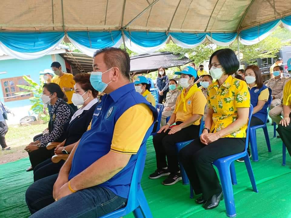 พช.ปราจีนบุรี ร่วมพิธีมอบบ้านตามโครงการ “กาชาดรวมใจ ซ่อมบ้านผู้ยากไร้ เทิดไท้เฉลิมพระเกียรติ” เนื่องในโอกาสมหามงคลเฉลิมพระชนมพรรษา 90 พรรษา สมเด็จพระนางเจ้าสิริกิติ์ พระบรมราชินีนาถ พระบรมราชชนนีพันปีหลวง จังหวัดปราจีนบุรี