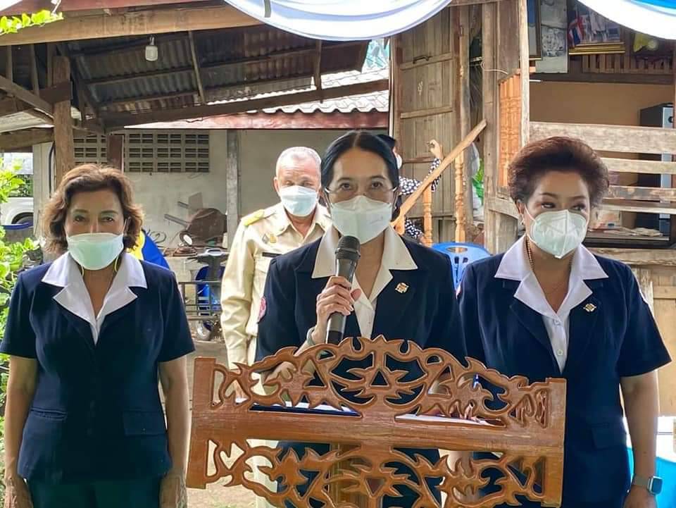 พช.ปราจีนบุรี ร่วมพิธีมอบบ้านตามโครงการ “กาชาดรวมใจ ซ่อมบ้านผู้ยากไร้ เทิดไท้เฉลิมพระเกียรติ” เนื่องในโอกาสมหามงคลเฉลิมพระชนมพรรษา 90 พรรษา สมเด็จพระนางเจ้าสิริกิติ์ พระบรมราชินีนาถ พระบรมราชชนนีพันปีหลวง จังหวัดปราจีนบุรี