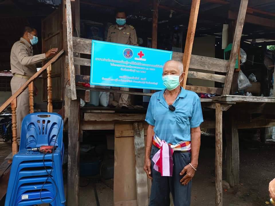 พช.ปราจีนบุรี ร่วมพิธีมอบบ้านตามโครงการ “กาชาดรวมใจ ซ่อมบ้านผู้ยากไร้ เทิดไท้เฉลิมพระเกียรติ” เนื่องในโอกาสมหามงคลเฉลิมพระชนมพรรษา 90 พรรษา สมเด็จพระนางเจ้าสิริกิติ์ พระบรมราชินีนาถ พระบรมราชชนนีพันปีหลวง จังหวัดปราจีนบุรี