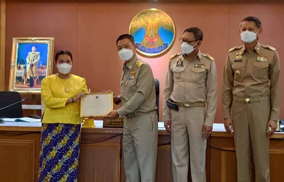พช.ปราจีนบุรี มอบเกียรติบัตร กิจกรรมพัฒนาชุมชนดีเด่น ประจำปี 2565