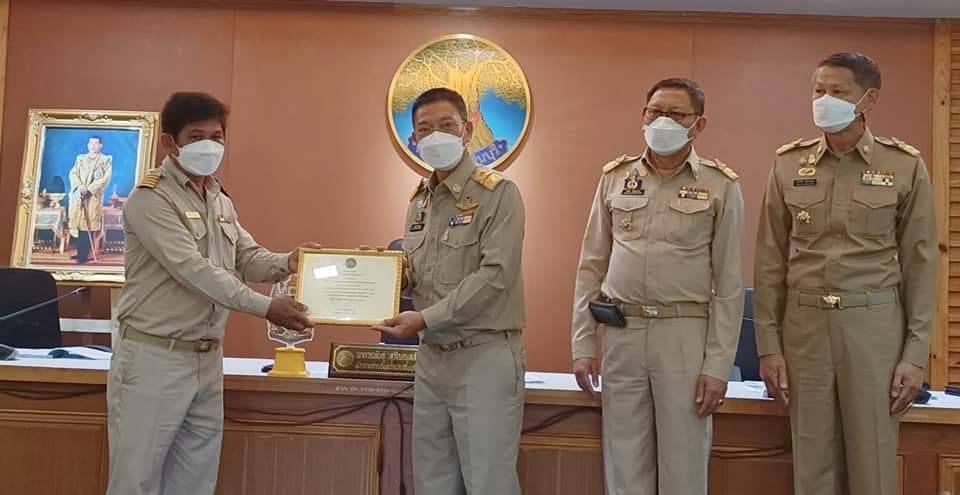 พช.ปราจีนบุรี มอบเกียรติบัตร กิจกรรมพัฒนาชุมชนดีเด่น ประจำปี 2565